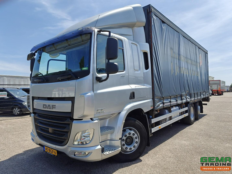 DAF CF 400 FAN 6x2/4 SpaceCab Euro6A - Schuifzeilenbak 7.7m + Laadklep 2000kg - HH Vloer - AanhangerKoppeling - Тентованный грузовик: фото 1 DAF CF 400 FAN 6x2/4 SpaceCab Euro6A - Schuifzeilenbak 7.7m + Laadklep 2000kg - HH Vloer - AanhangerKoppeling - Тентованный грузовик: фото 1
