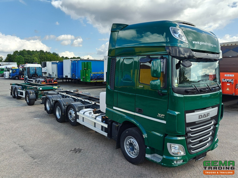 DAF XF510 8x2/4 SuperSpaceCab Euro6 - Retarder - StandAirco - 20FT ContainerCombi + 3 Assige Renders aanhanger - - Грузовик-контейнеровоз/ Сменный кузов: фото 4 DAF XF510 8x2/4 SuperSpaceCab Euro6 - Retarder - StandAirco - 20FT ContainerCombi + 3 Assige Renders aanhanger - - Грузовик-контейнеровоз/ Сменный кузов: фото 4