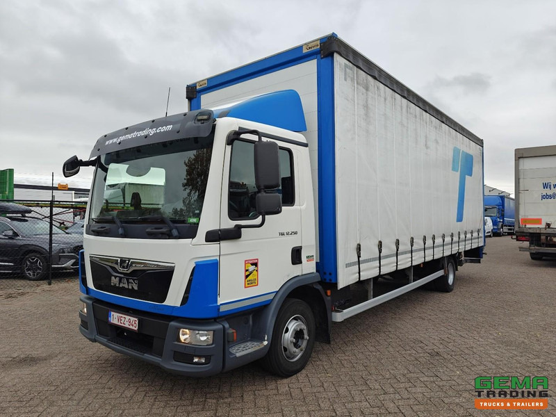 MAN TGL 12.250 4x2 Dagcab Euro6 - 12T - Schuifzeilenbak 7.7m + Laadklep 1500kg - 3 Zitplaatsen - 125.000km! - Тентованный грузовик: фото 1 MAN TGL 12.250 4x2 Dagcab Euro6 - 12T - Schuifzeilenbak 7.7m + Laadklep 1500kg - 3 Zitplaatsen - 125.000km! - Тентованный грузовик: фото 1