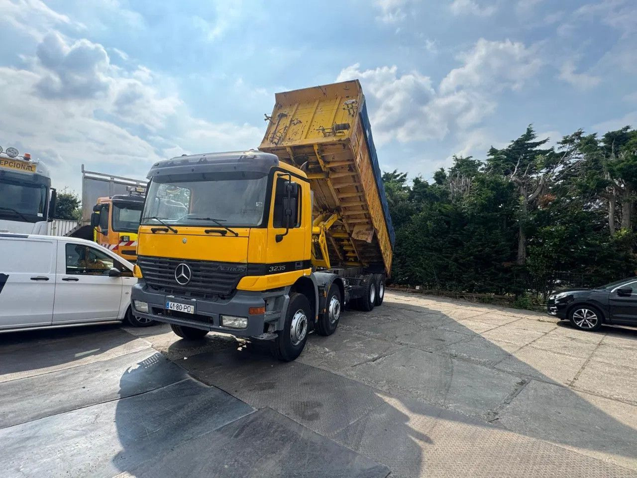 Mercedes-Benz Actros 3235 V6 8X4 Tipper Spring/Spring Manual G - Самосвал: фото 2 Mercedes-Benz Actros 3235 V6 8X4 Tipper Spring/Spring Manual G - Самосвал: фото 2