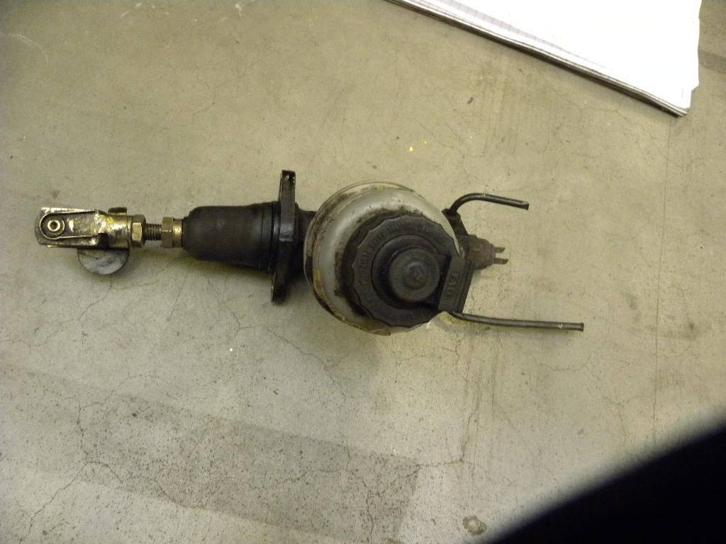 Brake fluid reservoir w. Pump Model: EFG 318 - Детали тормозной системы для Погрузочно-разгрузочной техники: фото 1 Brake fluid reservoir w. Pump Model: EFG 318 - Детали тормозной системы для Погрузочно-разгрузочной техники: фото 1