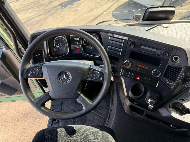 Фото интерьера 3: Тягач Mercedes-Benz Actros 1936 4X2 Streamspace Xenon NL Truck