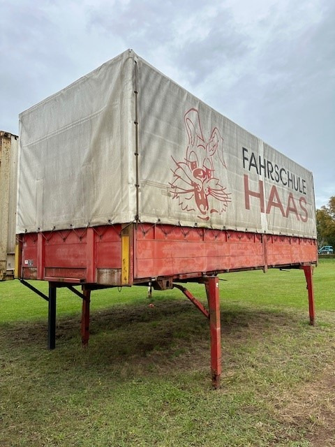 Krone niedrige Türen, Farbe: rot - Тентованный кузов: фото 3 Krone niedrige Türen, Farbe: rot - Тентованный кузов: фото 3