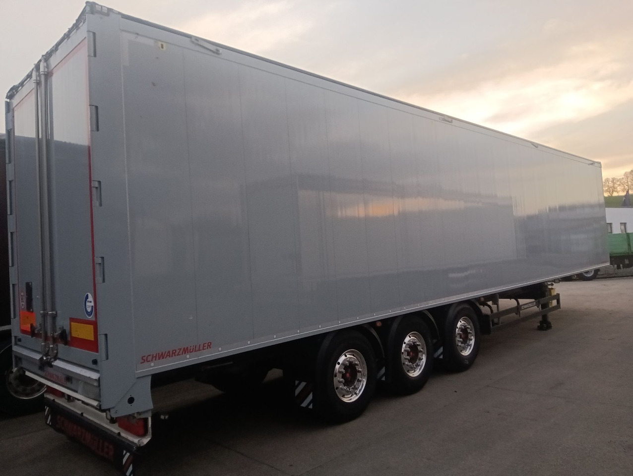 Schwarzmüller 3-Achs8mm VollALU -FULL OPTION 91m3 7450kg,ALCOA - Полуприцеп с подвижным полом: фото 1 Schwarzmüller 3-Achs8mm VollALU -FULL OPTION 91m3 7450kg,ALCOA - Полуприцеп с подвижным полом: фото 1