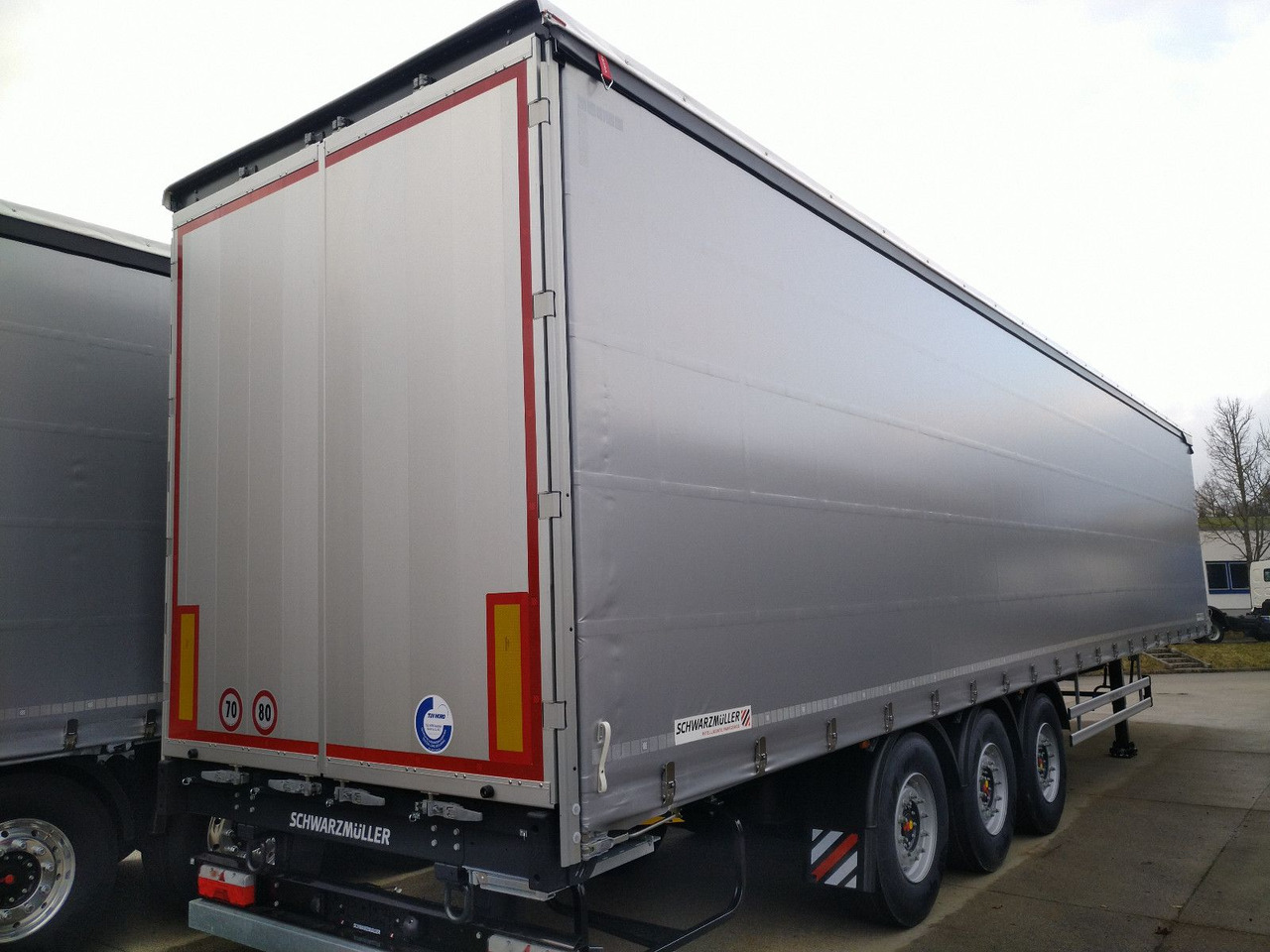 Schwarzmüller PowerLine LIFT/LENKACHSE HUBDACH 5880kg NEU Schwarzmüller PowerLine LIFT/LENKACHSE HUBDACH 5880kg NEU - Тентованный полуприцеп: фото 4 Schwarzmüller PowerLine LIFT/LENKACHSE HUBDACH 5880kg NEU Schwarzmüller PowerLine LIFT/LENKACHSE HUBDACH 5880kg NEU - Тентованный полуприцеп: фото 4