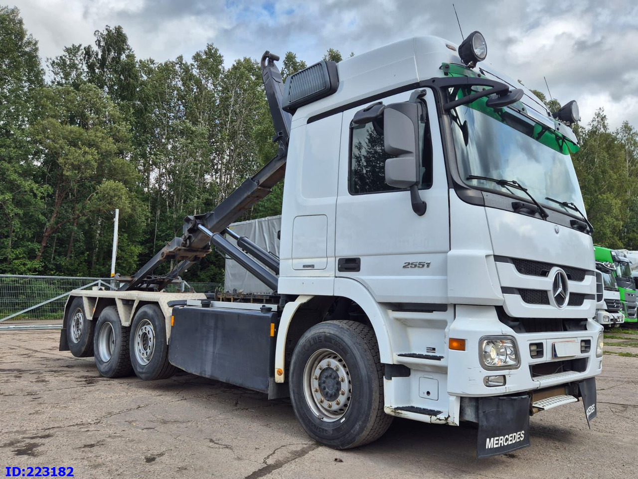 MERCEDES-BENZ Actros 2551 8x2 V8 Retarder - Крюковой мультилифт: фото 4 MERCEDES-BENZ Actros 2551 8x2 V8 Retarder - Крюковой мультилифт: фото 4