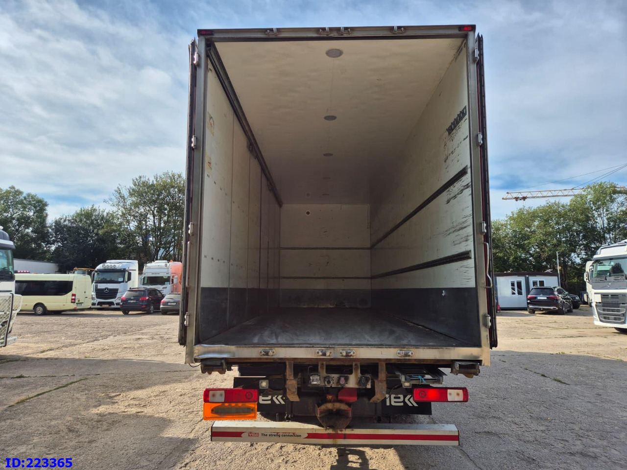 Грузовик с закрытым кузовом RENAULT T520 6x2 Euro 6 (Box 7.82m): фото 7