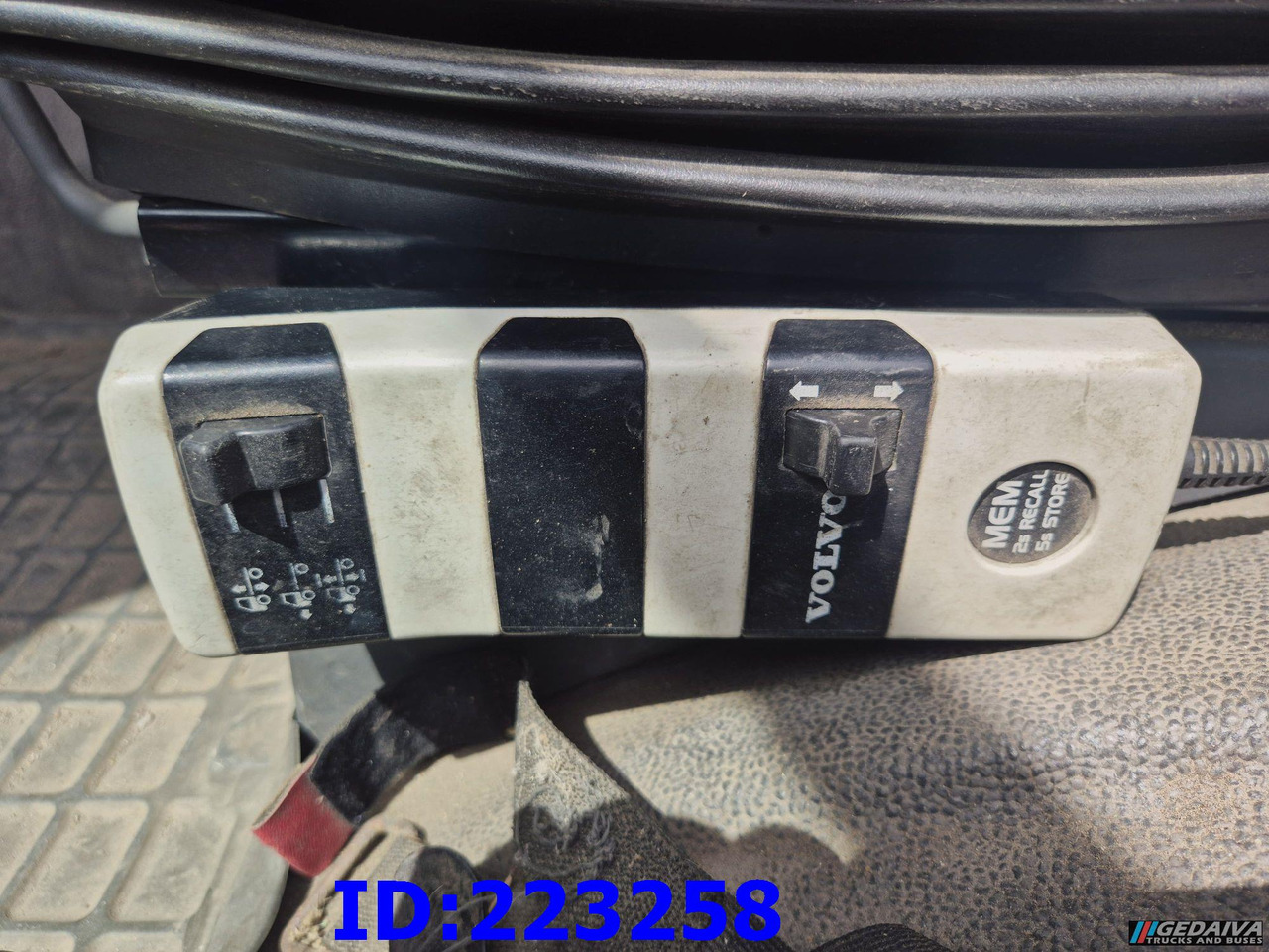 Грузовик бортовой/ Платформа VOLVO FM9 300HP 6x2 + HIAB 144B -3 CL: фото 14