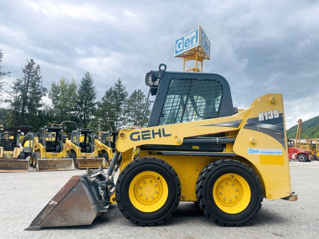 Gehl R135 (4068) - Мини-погрузчик с бортовым поворотом: фото 1 Gehl R135 (4068) - Мини-погрузчик с бортовым поворотом: фото 1