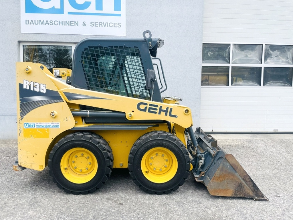 Gehl R135 (4068) - Мини-погрузчик с бортовым поворотом: фото 2 Gehl R135 (4068) - Мини-погрузчик с бортовым поворотом: фото 2