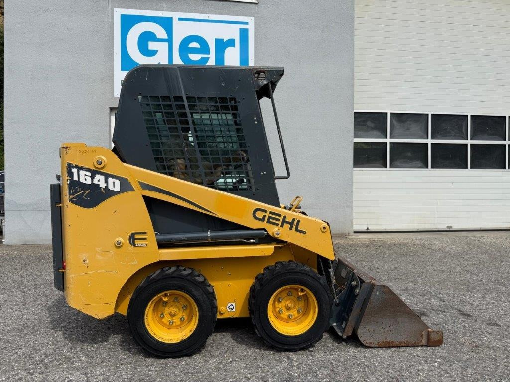 Gehl SL1640E (4027) - Мини-погрузчик с бортовым поворотом: фото 2 Gehl SL1640E (4027) - Мини-погрузчик с бортовым поворотом: фото 2