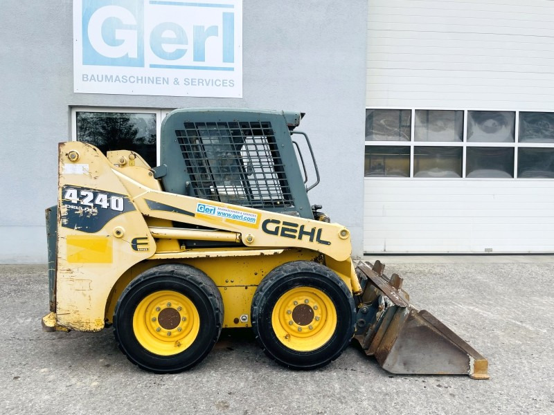 Gehl SL4240 (3746) - Мини-погрузчик с бортовым поворотом: фото 2 Gehl SL4240 (3746) - Мини-погрузчик с бортовым поворотом: фото 2