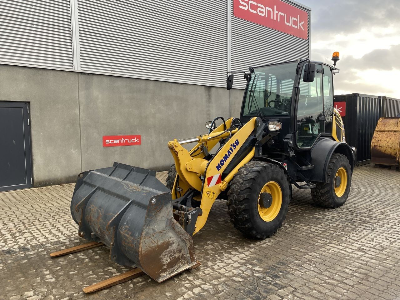 Komatsu WA80M-8EO - Компактный фронтальный погрузчик: фото 1 Komatsu WA80M-8EO - Компактный фронтальный погрузчик: фото 1