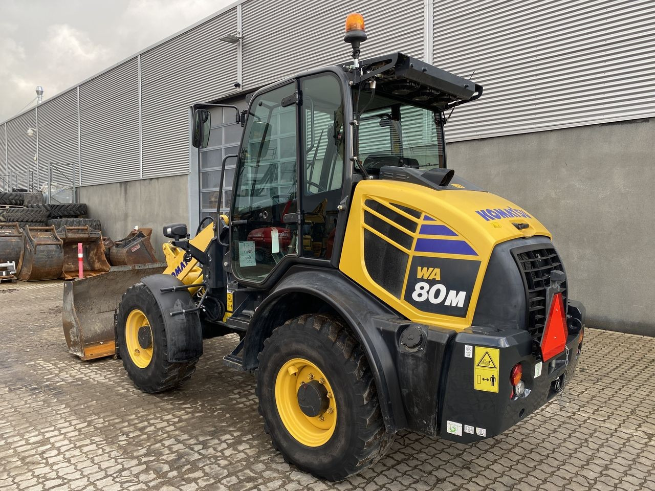 Komatsu WA80M-8EO - Компактный фронтальный погрузчик: фото 2 Komatsu WA80M-8EO - Компактный фронтальный погрузчик: фото 2