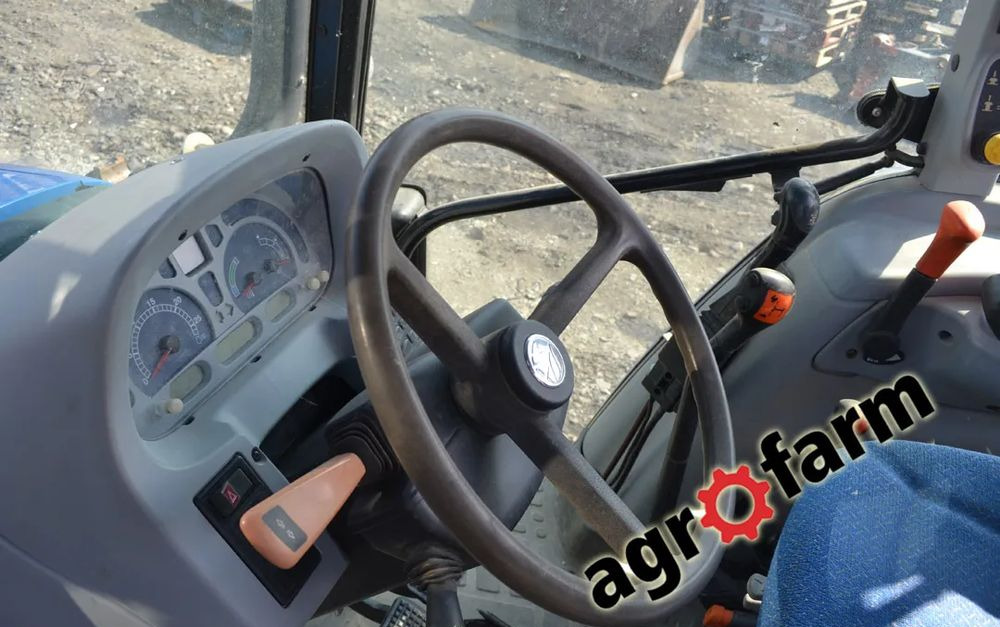 New Holland T5050 skrzynia silnik most obudowa piasta blok zawór - Коробка передач для Сельскохозяйственной техники: фото 4 New Holland T5050 skrzynia silnik most obudowa piasta blok zawór - Коробка передач для Сельскохозяйственной техники: фото 4