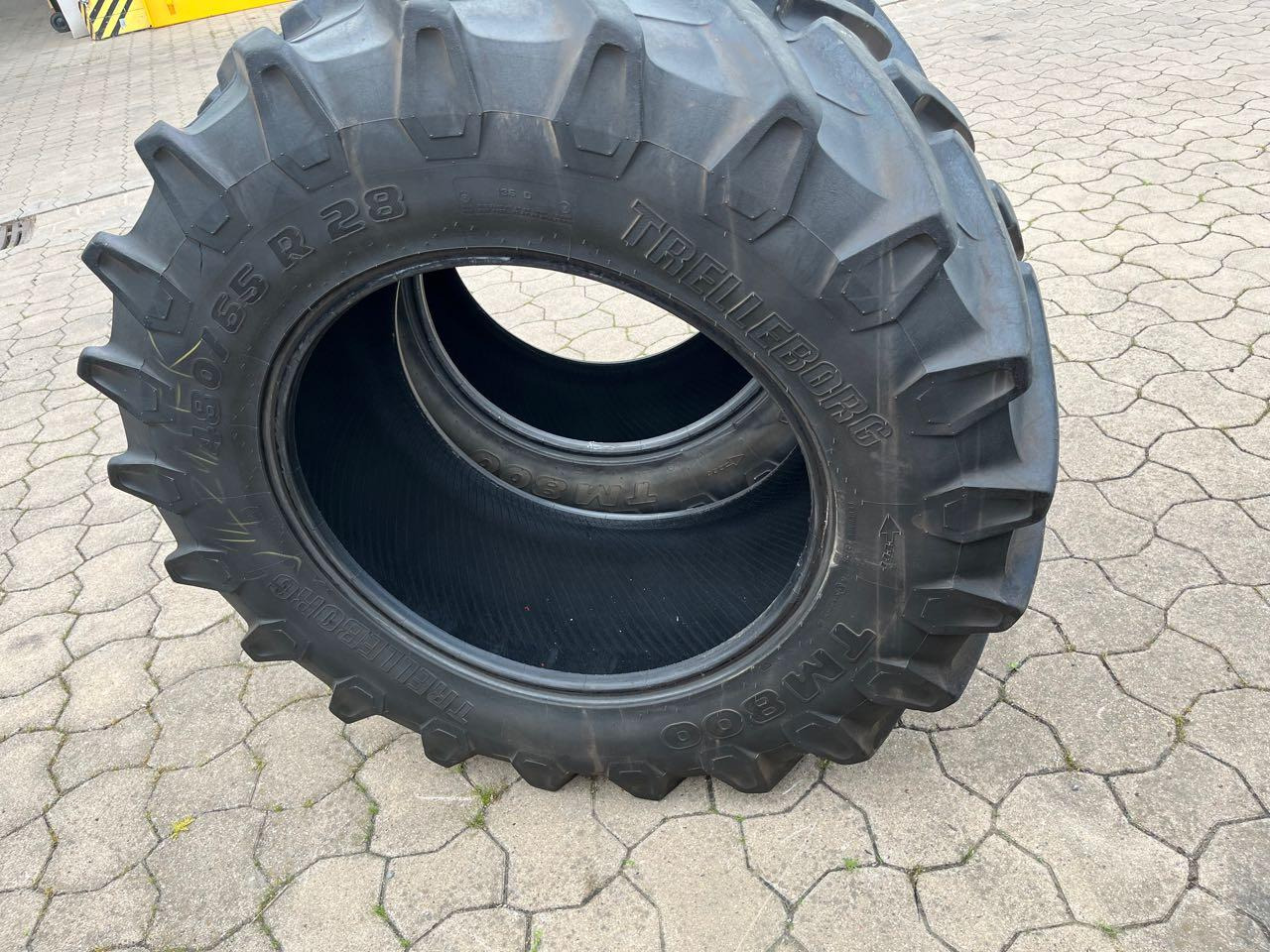 Trelleborg TM 800 - Шина: фото 1 Trelleborg TM 800 - Шина: фото 1