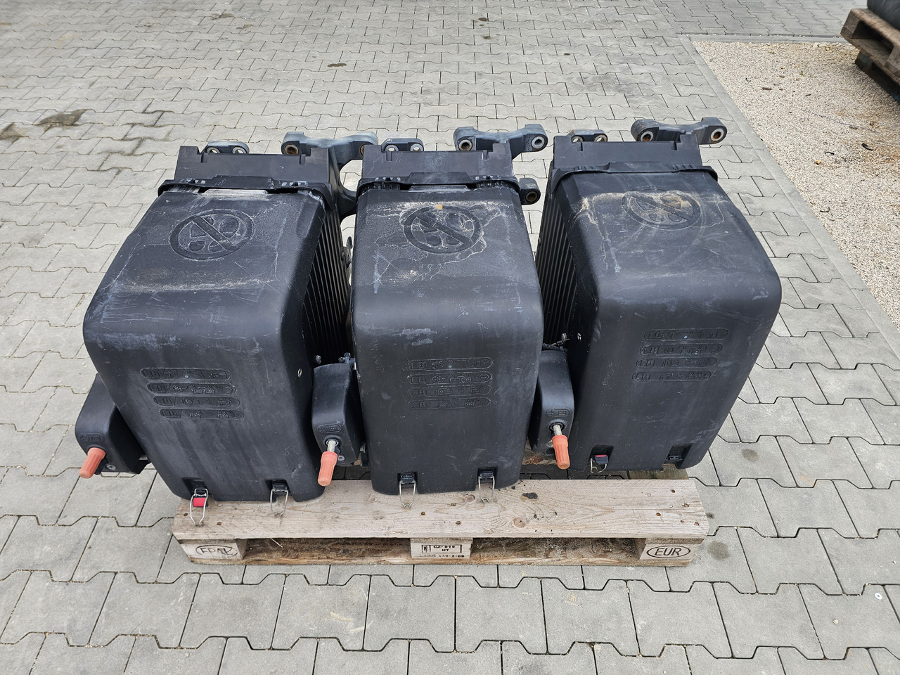 DAF XF106 EURO 6 / VERTICAL BATTERY BOX - Аккумулятор: фото 1 DAF XF106 EURO 6 / VERTICAL BATTERY BOX - Аккумулятор: фото 1