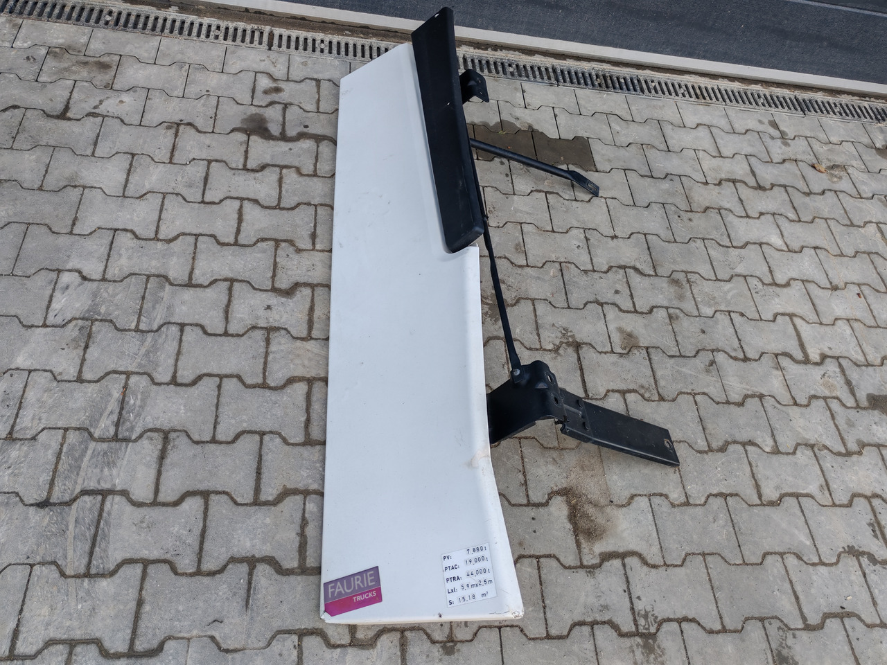 RENAULT RANGE T EURO 6 / HIGH CAB / RIGHT SPOILER - Аэродинамика/ Спойлеры: фото 2 RENAULT RANGE T EURO 6 / HIGH CAB / RIGHT SPOILER - Аэродинамика/ Спойлеры: фото 2