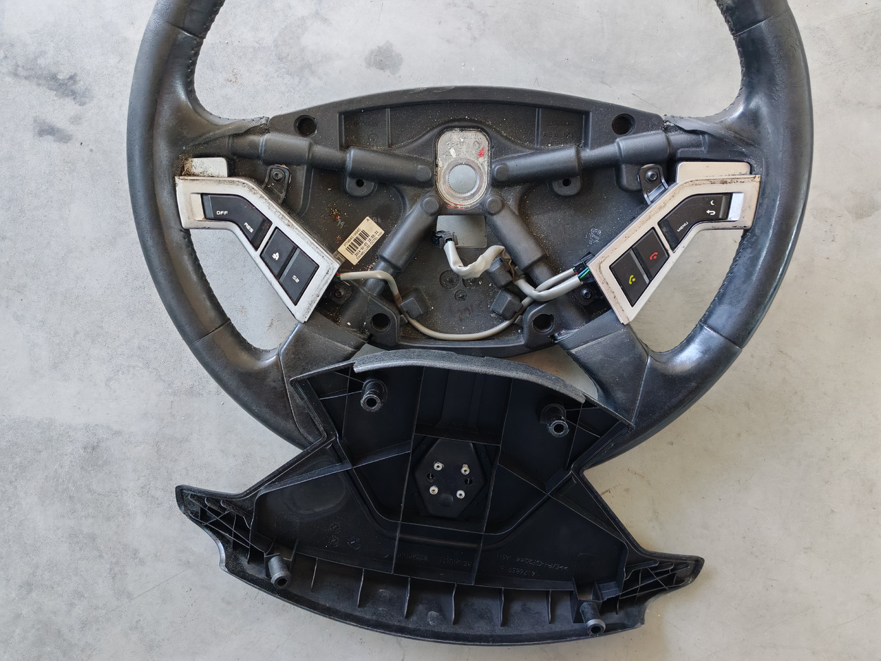 RENAULT RANGE T / STEERING WHEEL / 7484519945 - Рулевое колесо: фото 2 RENAULT RANGE T / STEERING WHEEL / 7484519945 - Рулевое колесо: фото 2