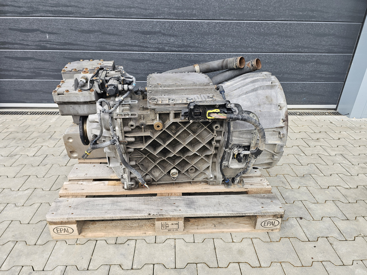 VOLVO FH FM FMX / SPO2812 / RETARDER / CRAWLER / COMPLETE GEARBOX - Коробка передач: фото 1 VOLVO FH FM FMX / SPO2812 / RETARDER / CRAWLER / COMPLETE GEARBOX - Коробка передач: фото 1