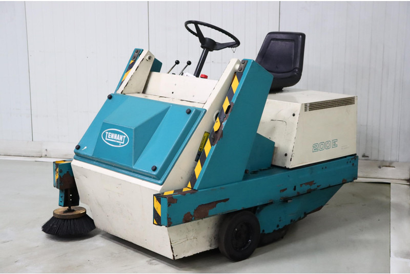 TENNANT 200E - Промышленная подметальная машина: фото 3 TENNANT 200E - Промышленная подметальная машина: фото 3