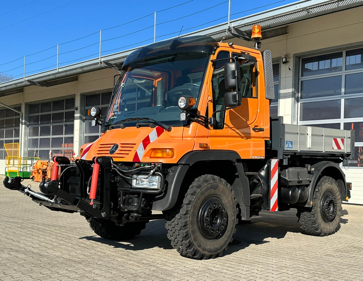 Unimog 400 - U400 405 02734 mit Heckkraftheber Mer - Самосвал: фото 1 Unimog 400 - U400 405 02734 mit Heckkraftheber Mer - Самосвал: фото 1