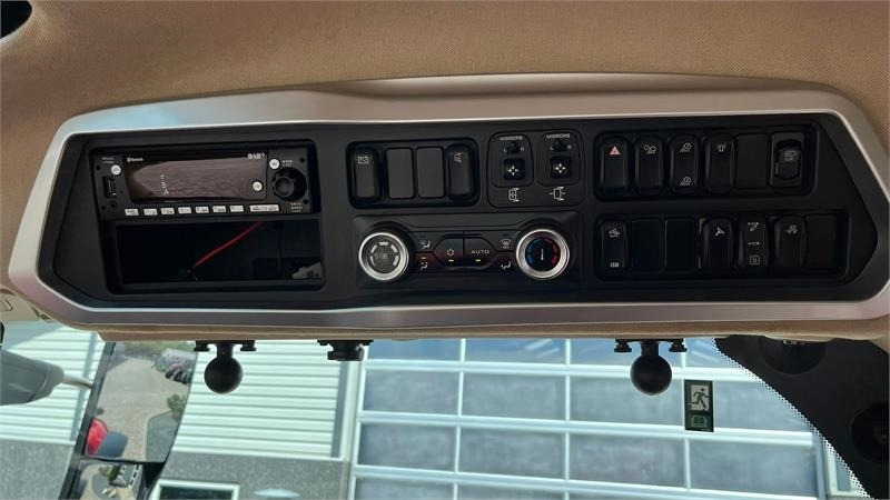 Case IH Optum 300 CVX AFS Connect med frontlift og SafeGua - Трактор: фото 5 Case IH Optum 300 CVX AFS Connect med frontlift og SafeGua - Трактор: фото 5