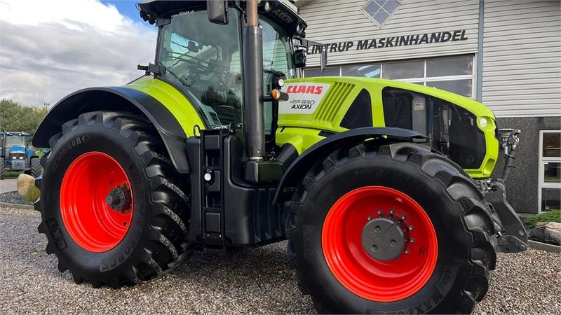 Claas Axion 930 CMatic Med næsten nye dæk, frontlift og - Трактор: фото 3 Claas Axion 930 CMatic Med næsten nye dæk, frontlift og - Трактор: фото 3