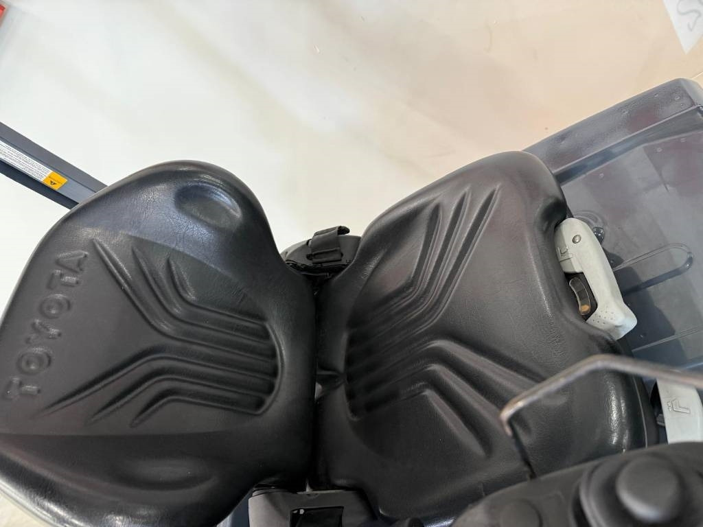 Toyota 11032 - 8FBM16T - Электропогрузчик: фото 4 Toyota 11032 - 8FBM16T - Электропогрузчик: фото 4