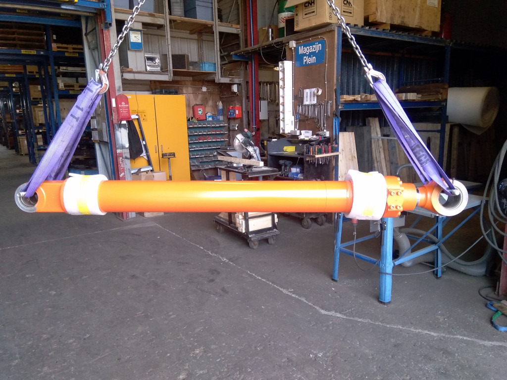 Hitachi 9256994 - 4645304 - Гидравлический цилиндр для Строительной техники: фото 1 Hitachi 9256994 - 4645304 - Гидравлический цилиндр для Строительной техники: фото 1