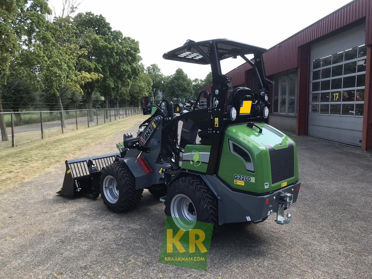 G2200E Giant - Компактный фронтальный погрузчик: фото 4 G2200E Giant - Компактный фронтальный погрузчик: фото 4