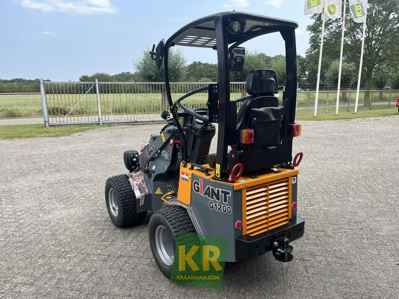 Giant G1200 - Компактный фронтальный погрузчик: фото 5 Giant G1200 - Компактный фронтальный погрузчик: фото 5