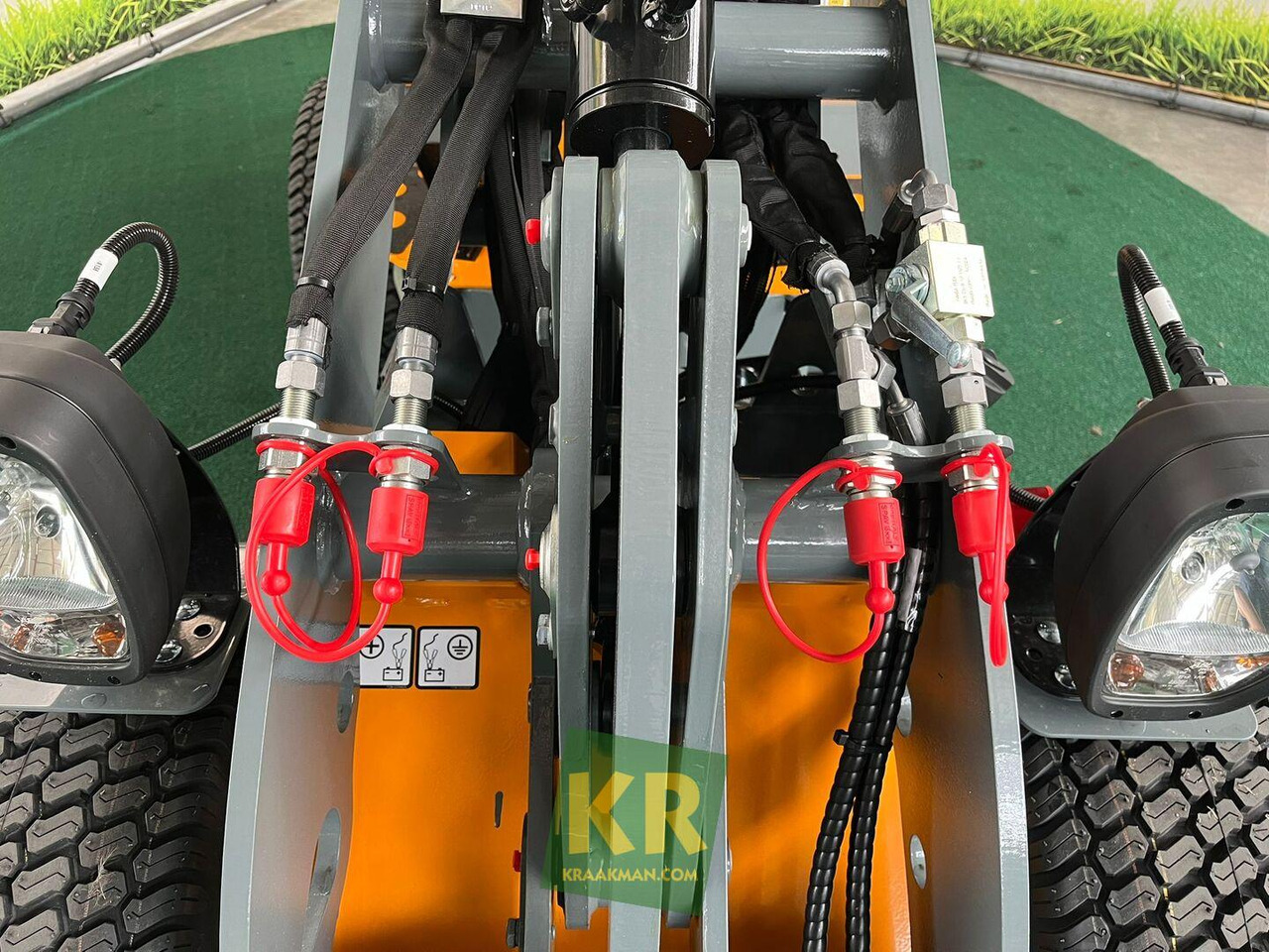 Giant G1200 - Компактный фронтальный погрузчик: фото 5 Giant G1200 - Компактный фронтальный погрузчик: фото 5