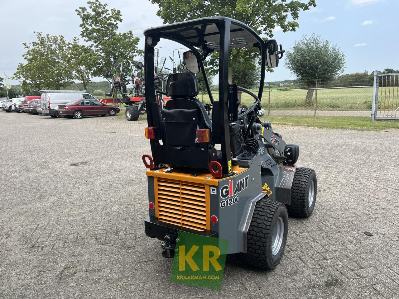 Giant G1200 - Компактный фронтальный погрузчик: фото 4 Giant G1200 - Компактный фронтальный погрузчик: фото 4