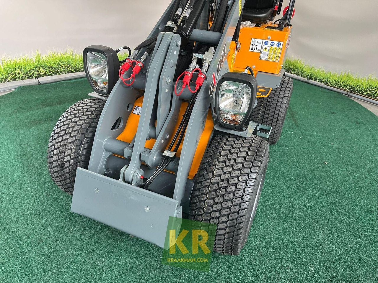 Giant G1200 - Компактный фронтальный погрузчик: фото 3 Giant G1200 - Компактный фронтальный погрузчик: фото 3