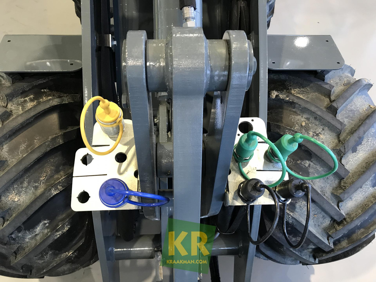 Giant G2200E - Компактный фронтальный погрузчик: фото 5 Giant G2200E - Компактный фронтальный погрузчик: фото 5