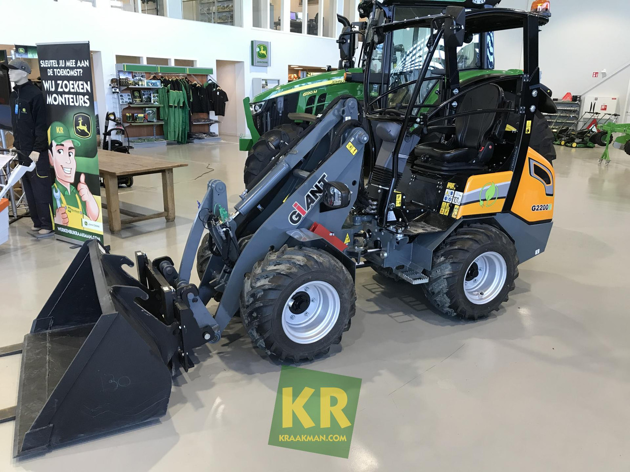 Giant G2200E - Компактный фронтальный погрузчик: фото 1 Giant G2200E - Компактный фронтальный погрузчик: фото 1