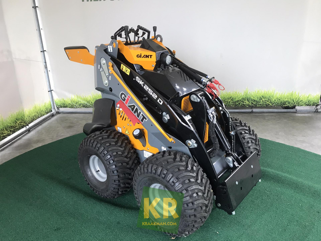 SK252D Giant - Мини-погрузчик с бортовым поворотом: фото 2 SK252D Giant - Мини-погрузчик с бортовым поворотом: фото 2