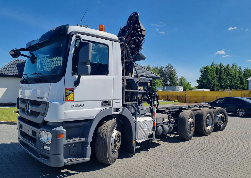 Mercedes-Benz Actros 3244 - Грузовик-шасси: фото 1 Mercedes-Benz Actros 3244 - Грузовик-шасси: фото 1
