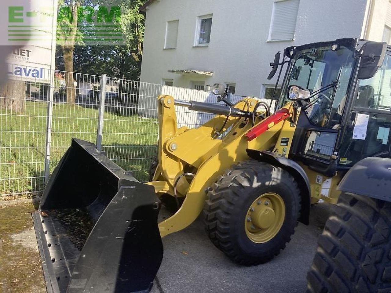 Caterpillar cat 906-14 - Мини-экскаватор: фото 1 Caterpillar cat 906-14 - Мини-экскаватор: фото 1