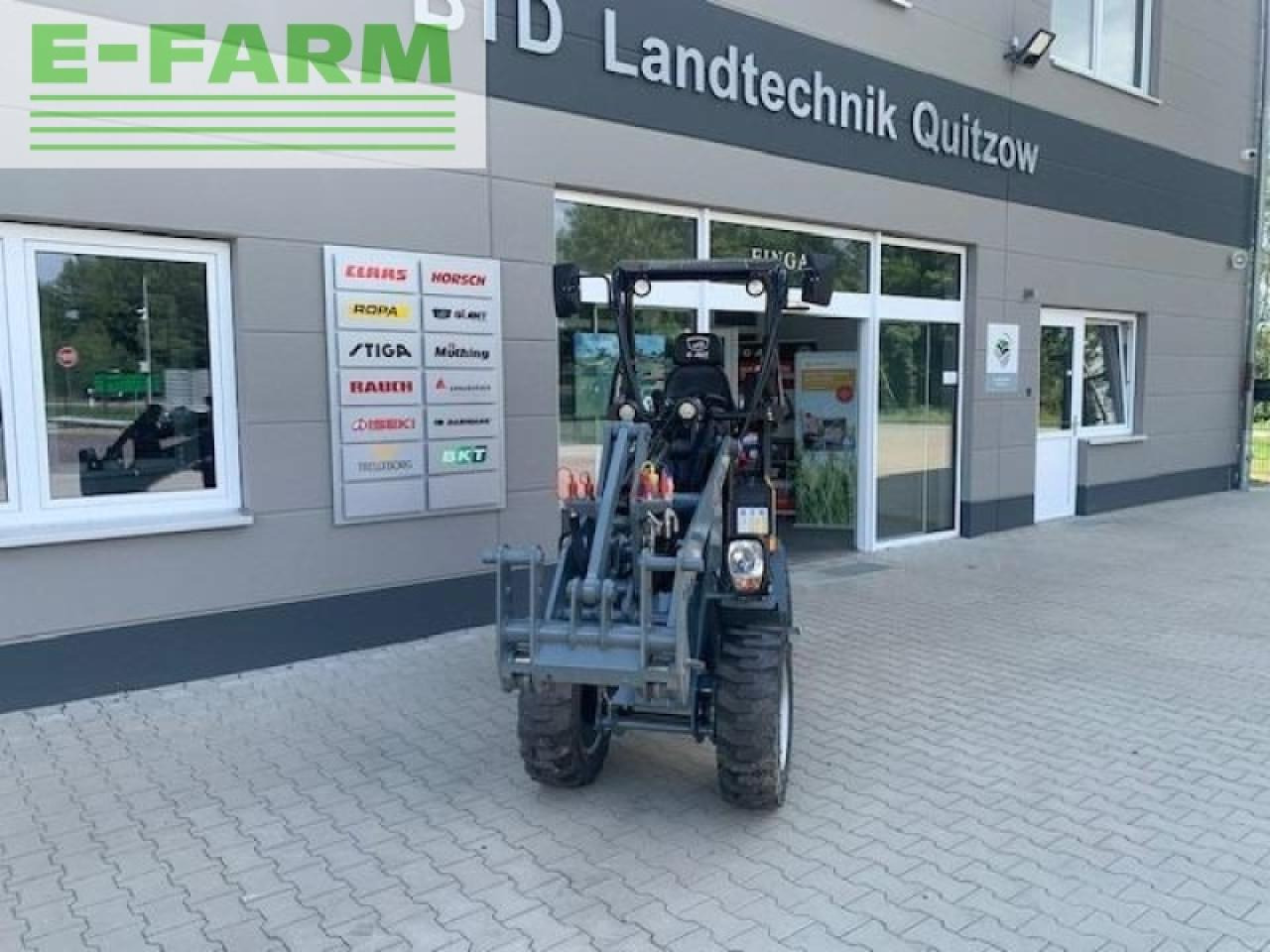 Giant g1500 - Компактный фронтальный погрузчик: фото 1 Giant g1500 - Компактный фронтальный погрузчик: фото 1