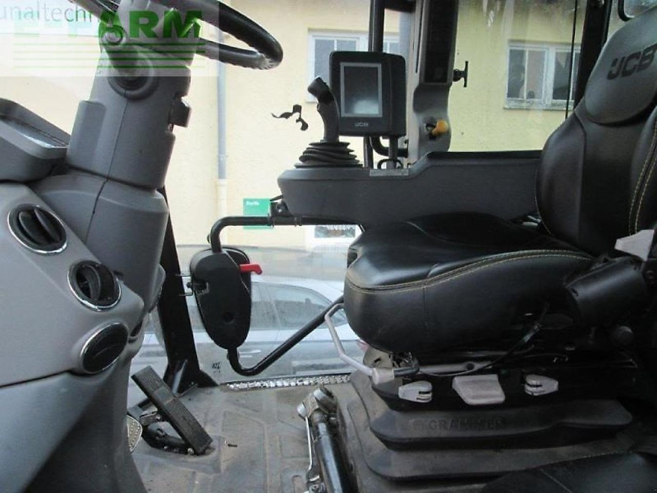 Трактор JCB 8330: фото 10