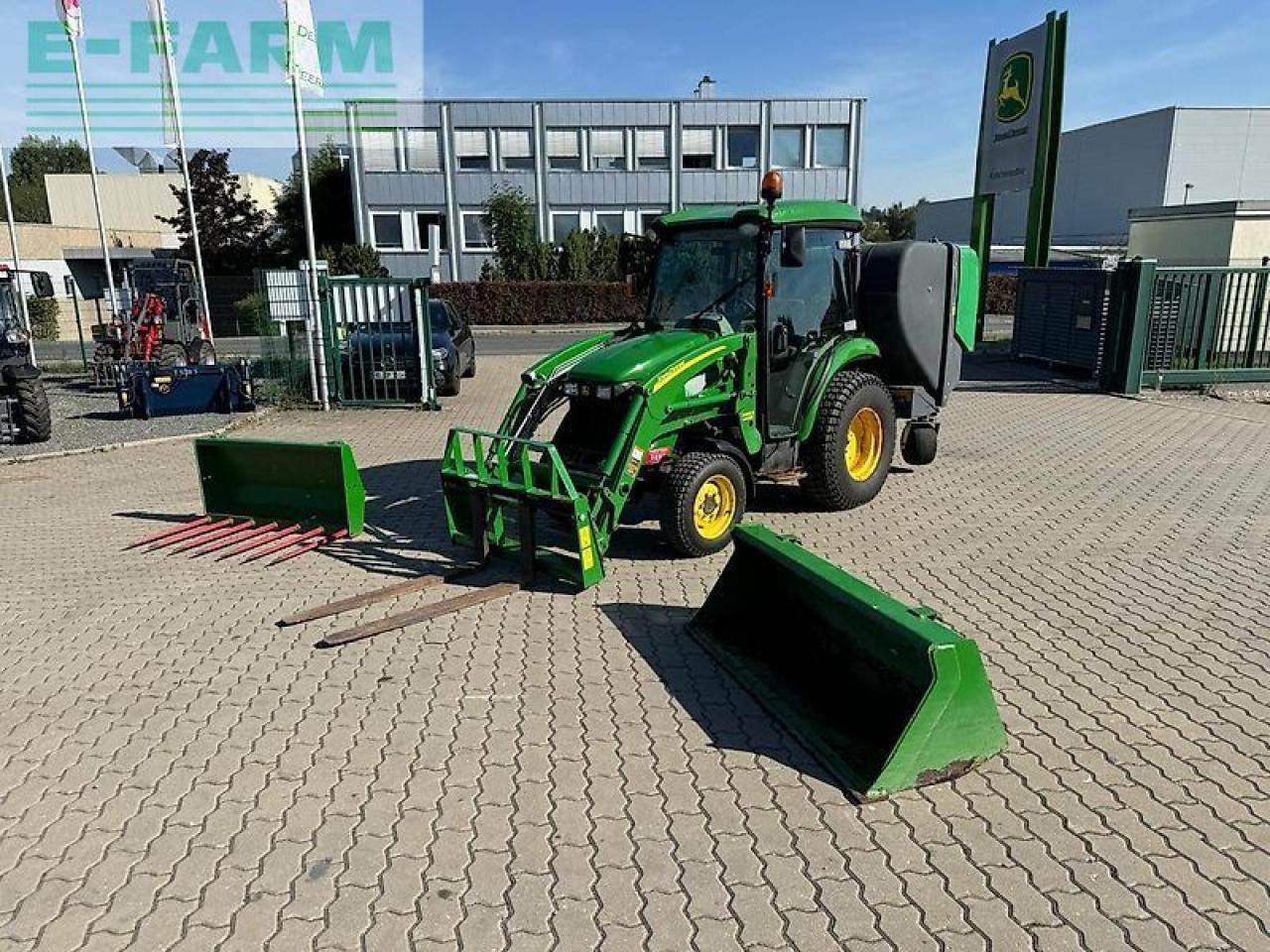 John Deere 3720 - Трактор: фото 1 John Deere 3720 - Трактор: фото 1