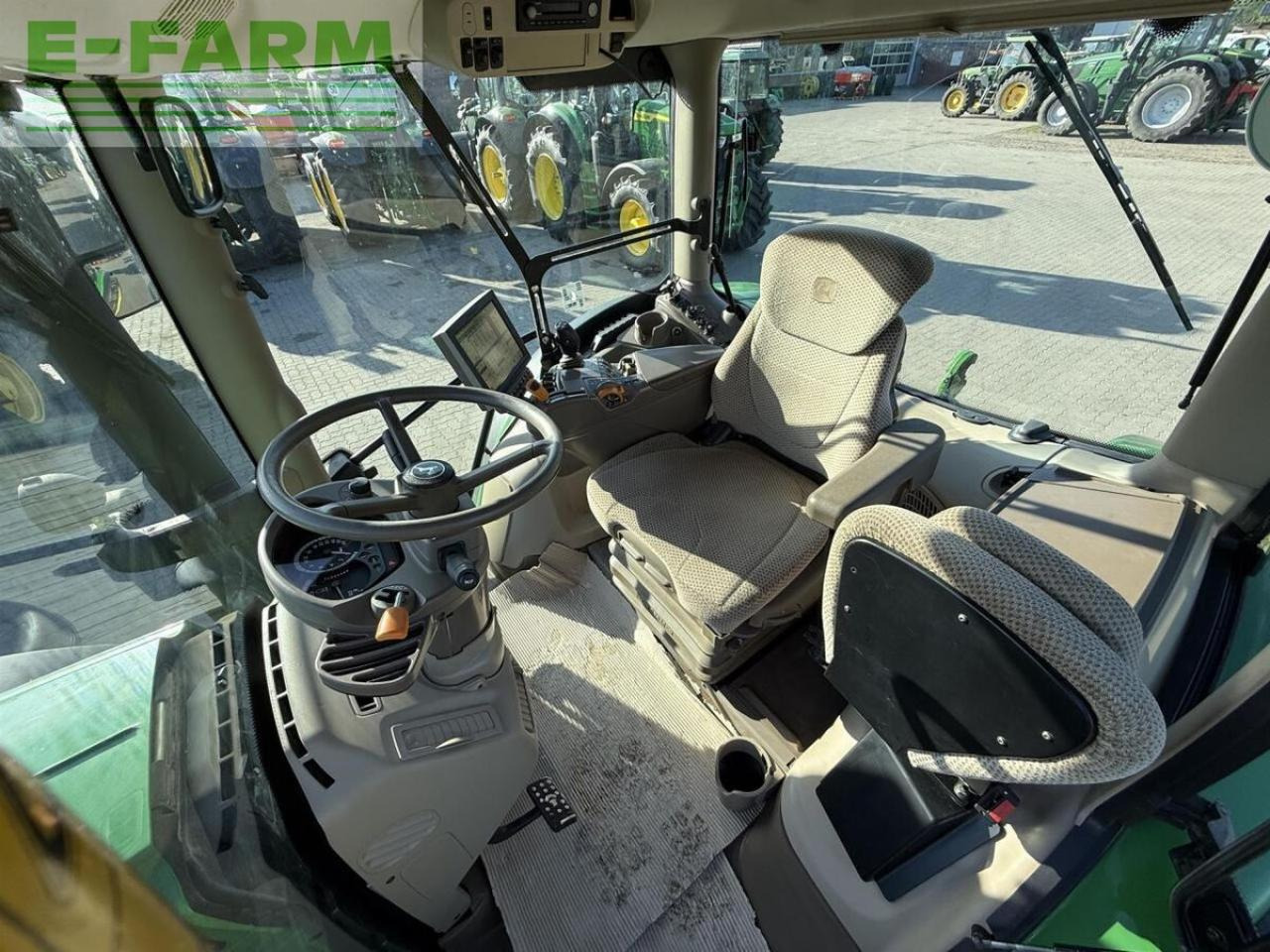 Трактор John Deere 6155r: фото 13