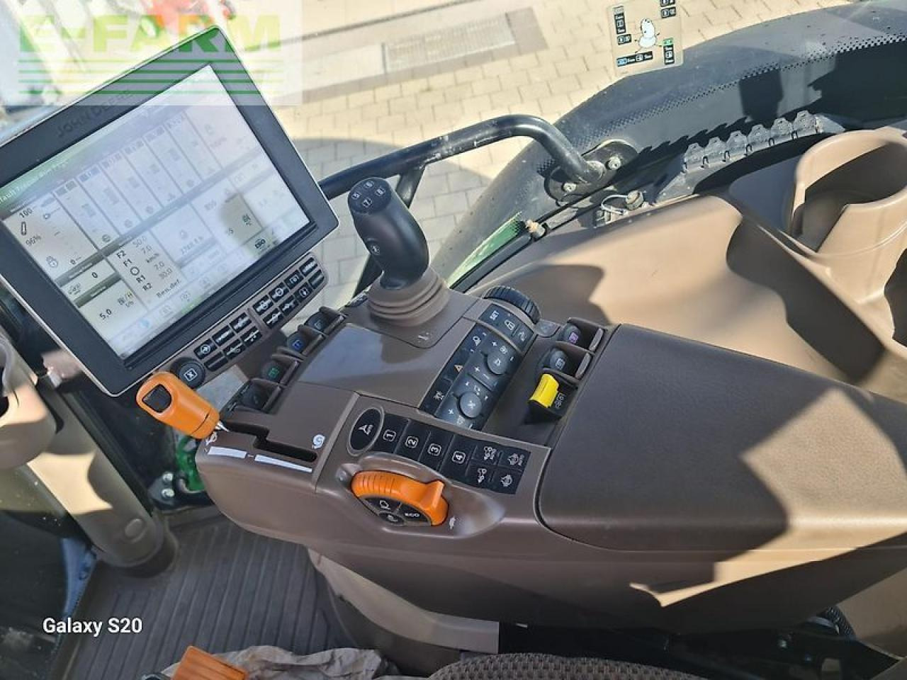 Трактор John Deere 6215r: фото 9
