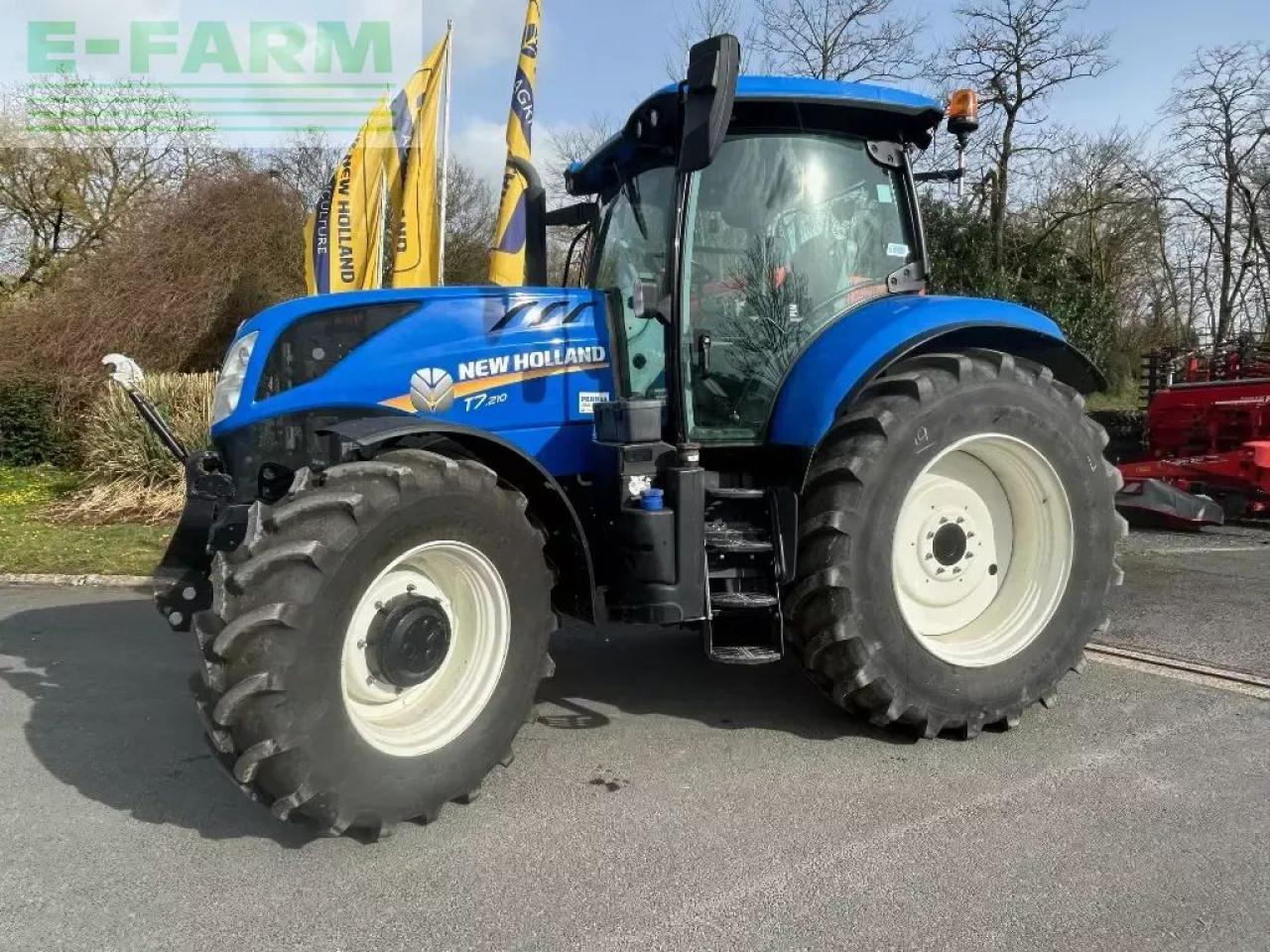 New Holland t7.210 classic - Трактор: фото 1 New Holland t7.210 classic - Трактор: фото 1