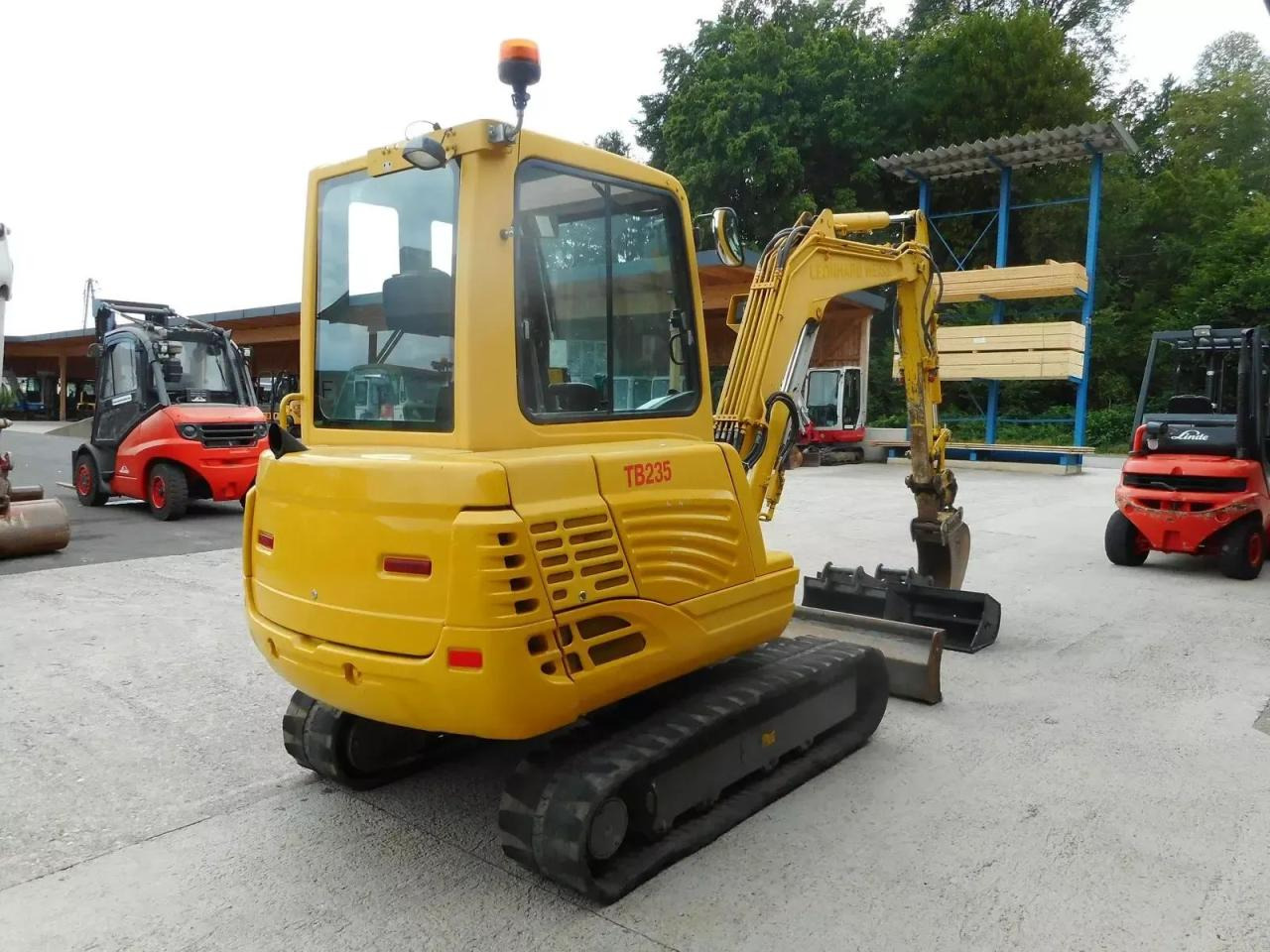 Takeuchi tb 235 ( 3.605kg ) powertilt + hydr. sw - Мини-экскаватор: фото 4 Takeuchi tb 235 ( 3.605kg ) powertilt + hydr. sw - Мини-экскаватор: фото 4