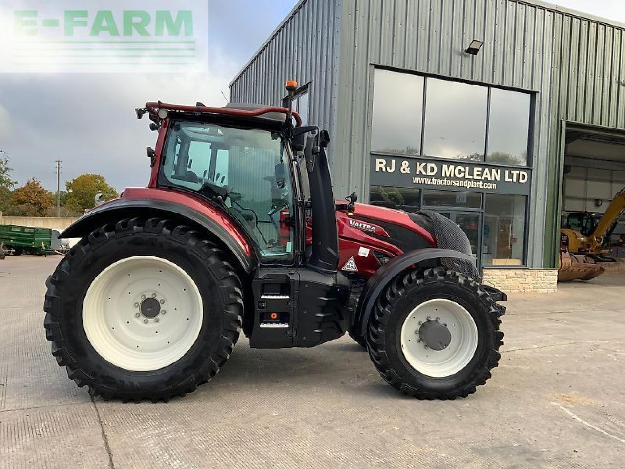 Valtra t235 active twin track reverse drive Active - Трактор: фото 1 Valtra t235 active twin track reverse drive Active - Трактор: фото 1