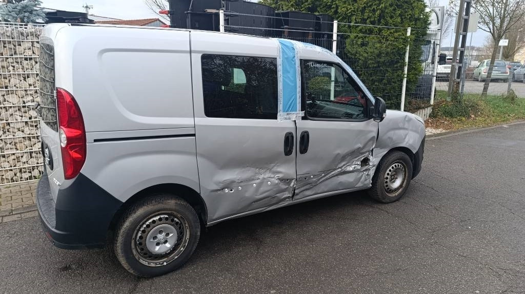 Opel Combo Kastenwagen Transp. Seitenschaden fahrbereit - Фургон с закрытым кузовом: фото 3 Opel Combo Kastenwagen Transp. Seitenschaden fahrbereit - Фургон с закрытым кузовом: фото 3
