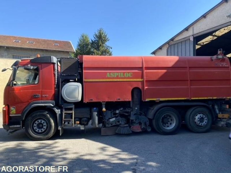 BALAYEUSE VOLVO ROUGE 6ROUES - ANNEE 2011- 298975KMS - Подметально-уборочная машина: фото 4 BALAYEUSE VOLVO ROUGE 6ROUES - ANNEE 2011- 298975KMS - Подметально-уборочная машина: фото 4